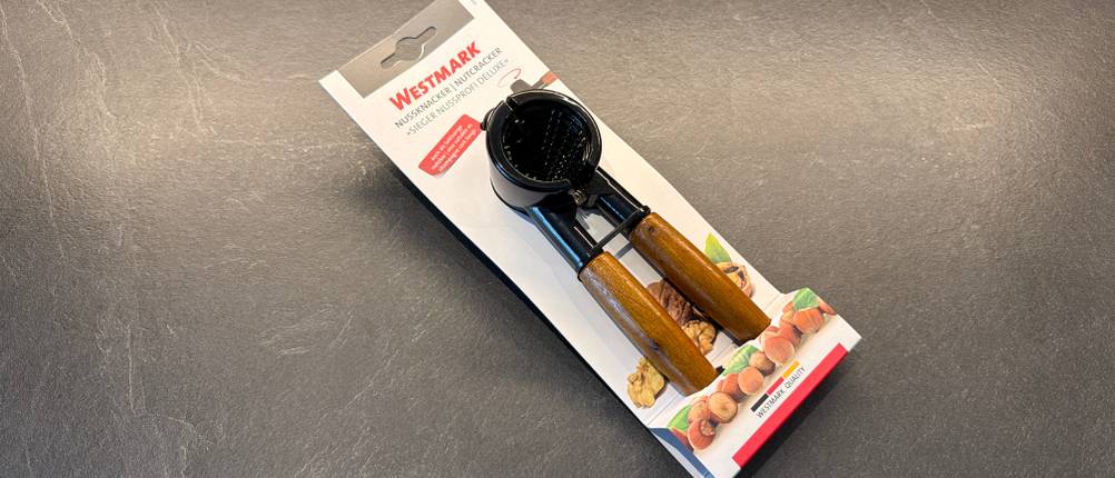 Der Westmark-Nussknacker Sieger Nussprofi Deluxe liegt in seiner Verpackung auf einer Arbeitsplatte