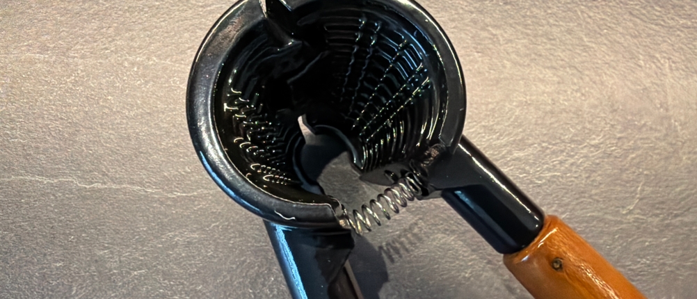 Die Form für die Nüsse am Westmark-Nussknacker Sieger Nussprofi Deluxe