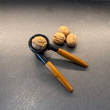 Walnüsse liegen neben dem Westmark-Nussknacker Sieger Nussprofi Deluxe