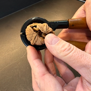Eine Walnuss wird mit dem Westmark-Nussknacker Sieger Nussprofi Deluxe geknackt