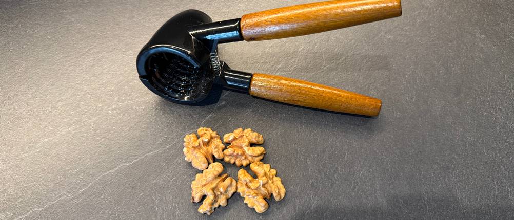 Walnusskerne liegen neben dem Westmark-Nussknacker Sieger Nussprofi Deluxe
