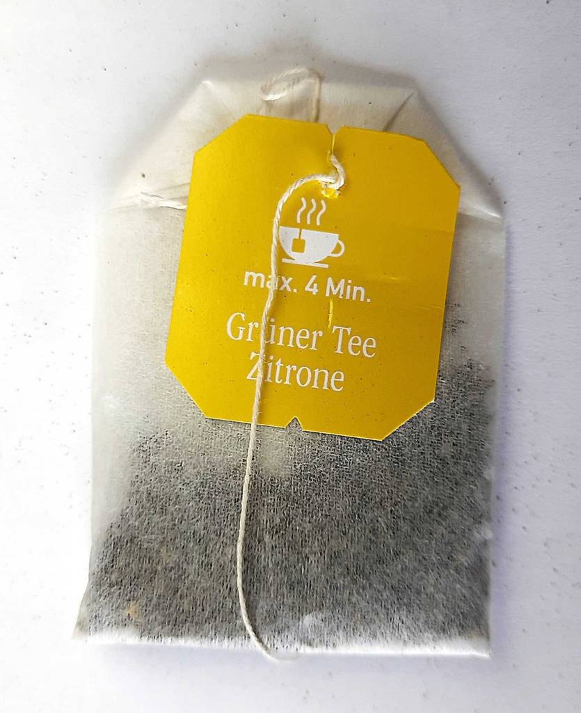 Getestet: Grüner Tee im Beutel liegt auf einer weißen Oberfläche.