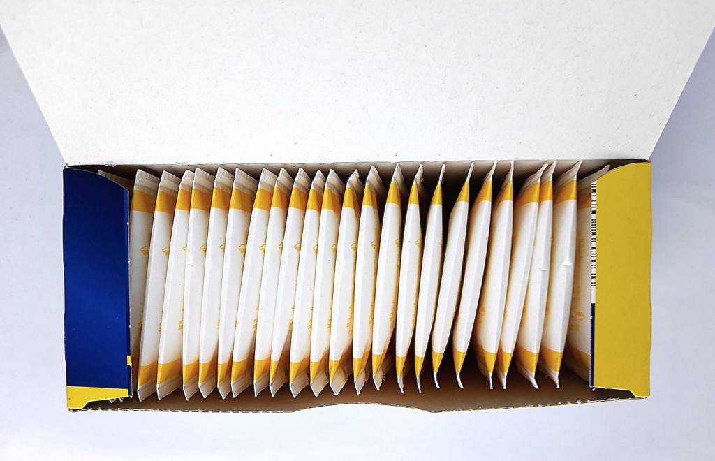 Ansicht von oben auf eine geöffnete Verpackung mit mehreren Beuteln inklusive grünen Tees im Test.