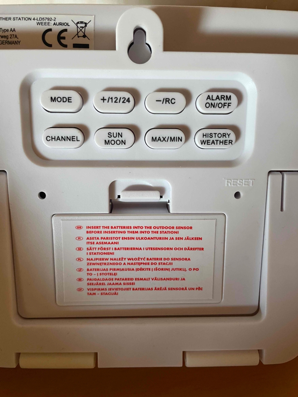 Nahaufnahme der Rückseite einer getesteten Wetterstation mit Bedienelementen.