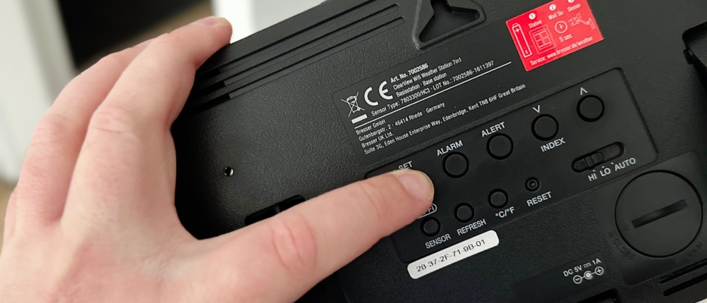 Datums- und Uhrzeiteinstellungen werden am Display der Bresser-Wetterstation vorgenommen.