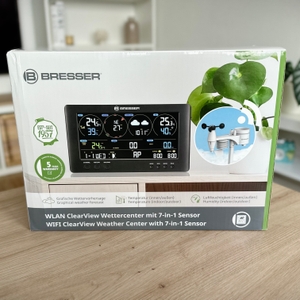 Die Verpackung der Wetterstation von Bresser steht auf einem Couchtisch.