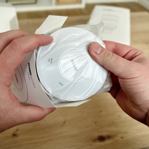 Die Basisstation bzw. das Gateway der Ecowitt-Wetterstation wird ausgepackt.