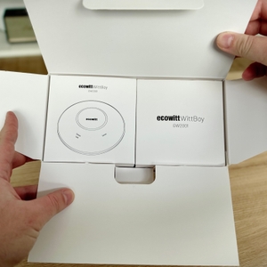 Der Karton der Ecowitt-Wetterstation wird geöffnet.