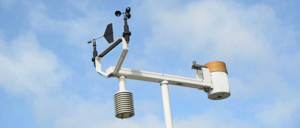 Wind-, Regen- und Temperatursensoren auf einem Mast
