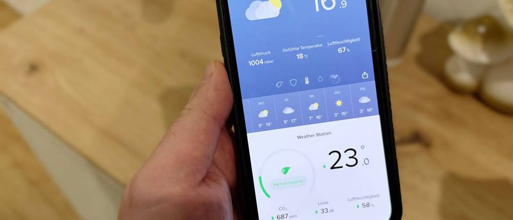 Erste Informationen der Sensoren der Wetterstation von Netatmo werden auf einem Smartphone angezeigt.