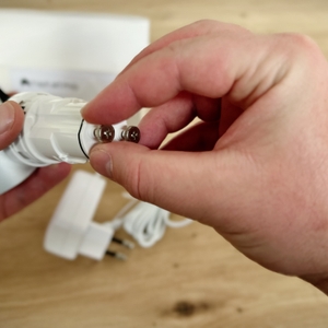 Die innenliegenden Schrauben der Außenstation der Netatmo-Wetterstation werden geöffnet.