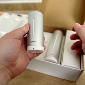 Der Außensensor der Netatmo-Wetterstation wird ausgepackt.