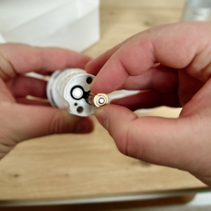 Die mitgelieferten Batterien werden in die Außenstation der Netatmo-Wetterstation eingesetzt.