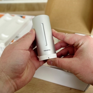 Der Außensensor der Wetterstation von Netatmo wird betrachtet.