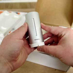 Der Außensensor der Wetterstation von Netatmo wird betrachtet.