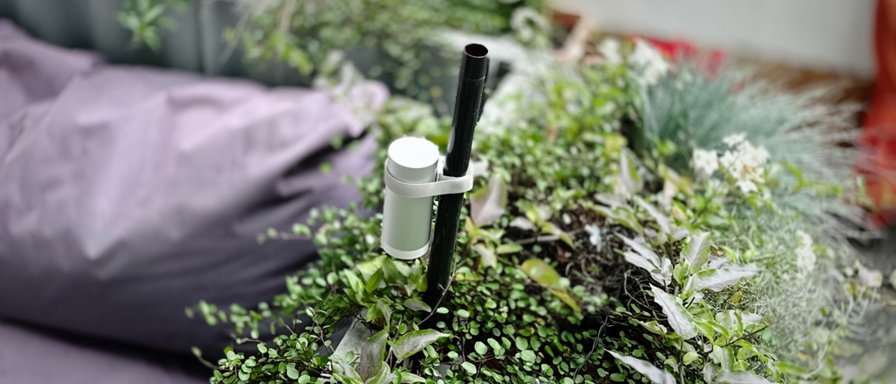 Der Außensensor der Netatmo-Wetterstation wurde mit Klett befestigt.