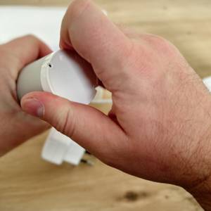 Die Außenstation der Netatmo-Wetterstation wird geöffnet.
