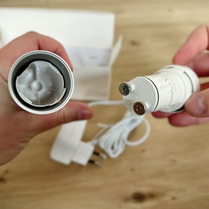 Das Batteriefach der Außenstation der Netatmo-Wetterstation wird geöffnet.