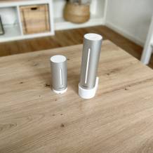 Die Wetterstation von Netatmo steht auf einem Couchtisch.