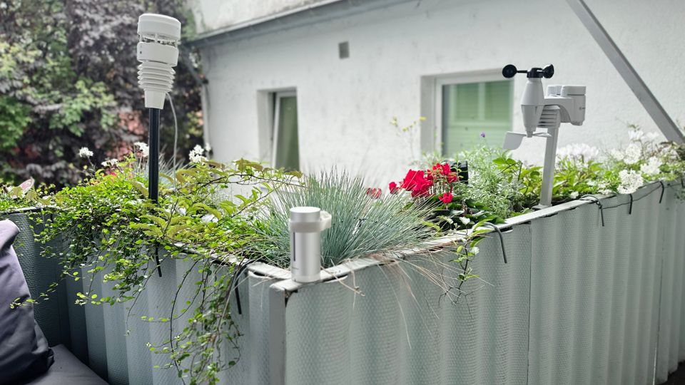 Die getesteten Wetterstationen von Ecowitt, Netatmo und Bresser sind auf einem Balkon installiert.