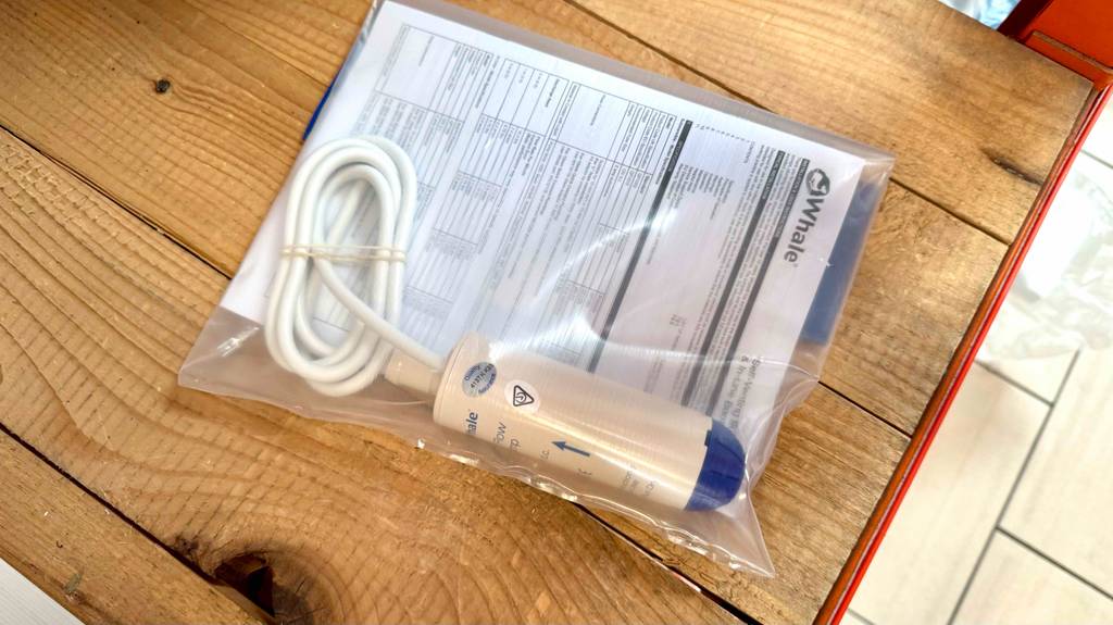 Tauchpumpe 12v im Test: In der transparenten Verpackung ist die Beschreibung und Anleitung zusammen mit der Pumpe.