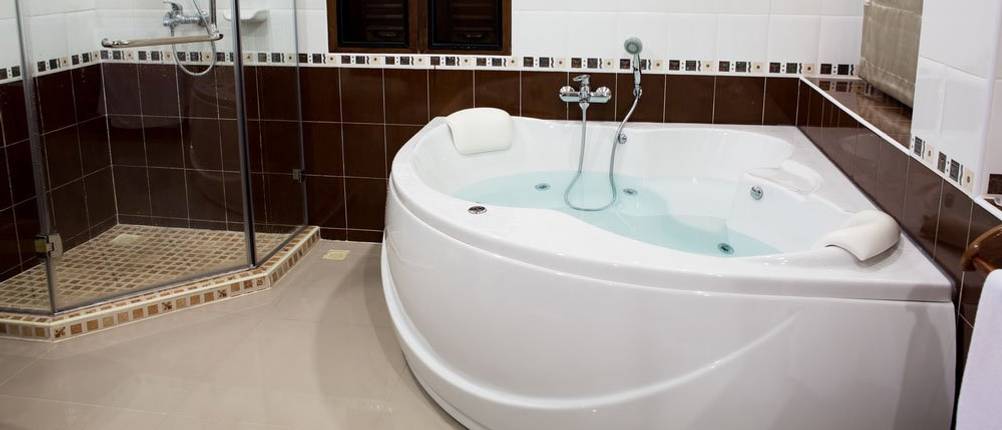 whirlpool-badewanne-badezimmer-einbau