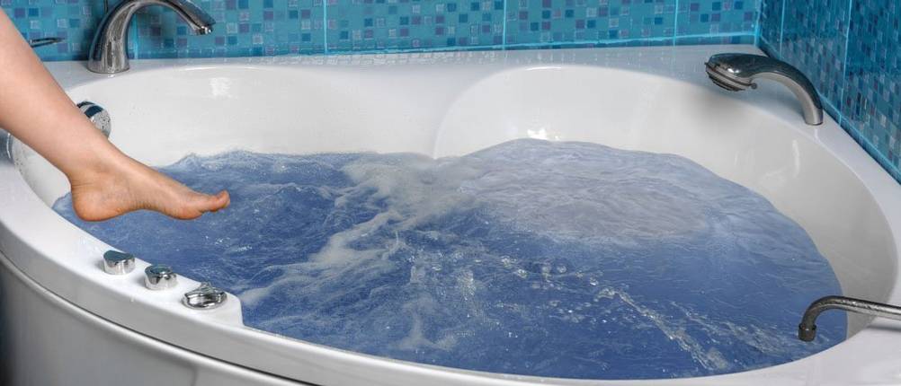 whirlpool-badewanne-champagner-blaeschen