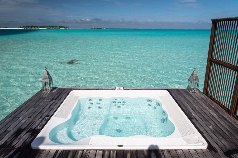 whirlpool-badewanne-jacuzzi-am-meer