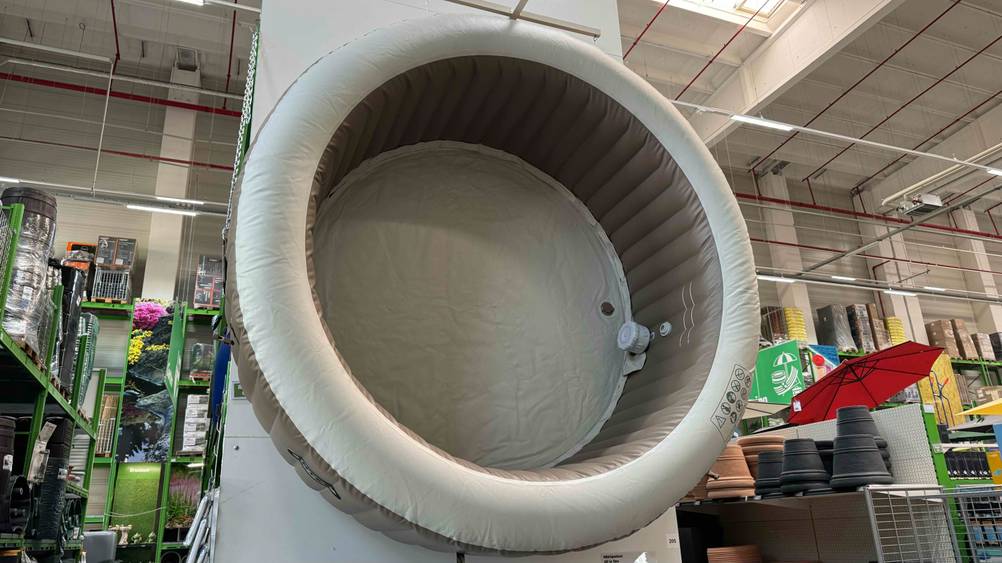 Ein aufgeblasener Whirlpool im Test hängt an einer Wand in einer Ausstellungfläche.