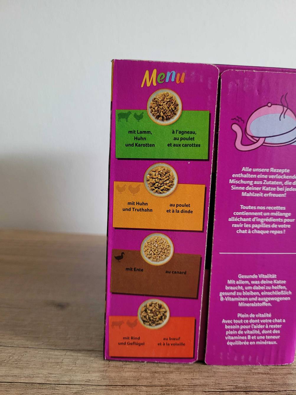 Whiskas-Katzenfutter getestet: Nahaufnahme der Rückseite der Verpackung mit Informationen zu den Sorten.