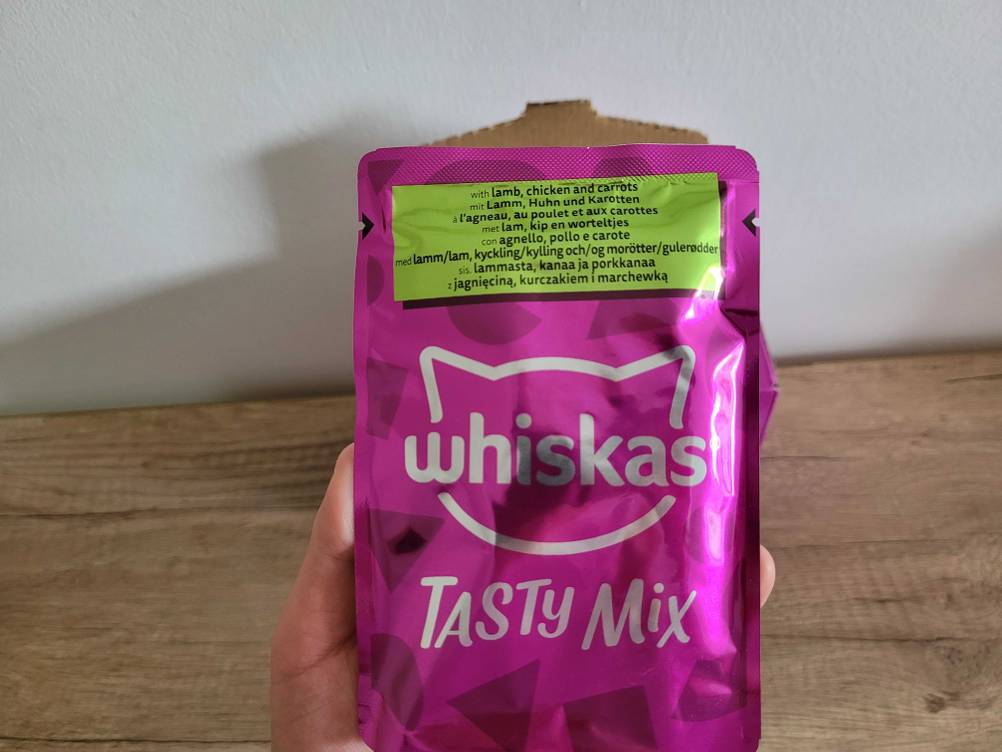 Eine Hand hält eine Packung des getesteten Whiskas-Katzenfutters.