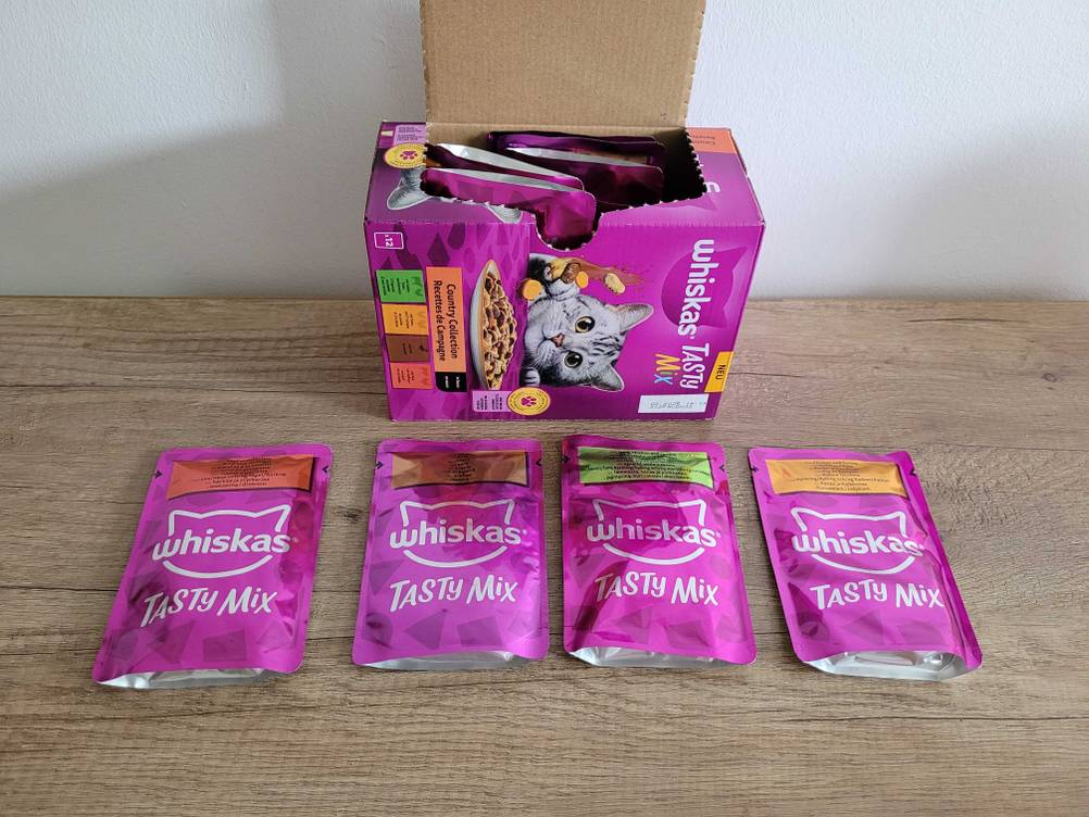 Whiskas Tasty Mix als geöffnete Verpackung kleiner Einzelpackungen mit verschiedenen Sorten.