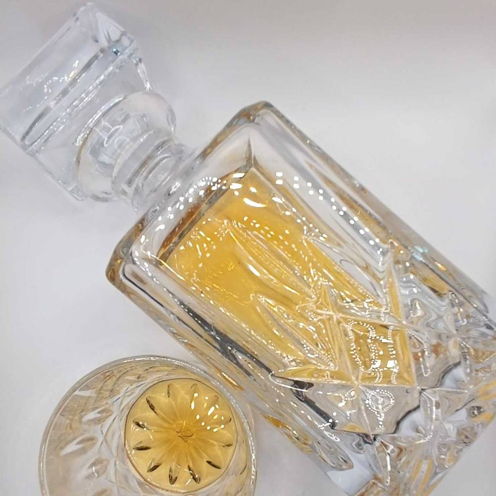 Whisky-Karaffe getestet: Eine gefüllte Karaffe neben einem Glas liegend auf einer hellen Fläche.