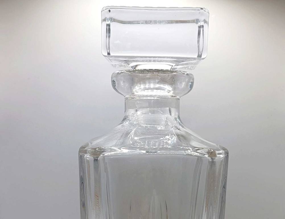 Nahaufnahme des Verschlusses einer getesteten Whisky-Karaffe vor einer hellen Fläche.