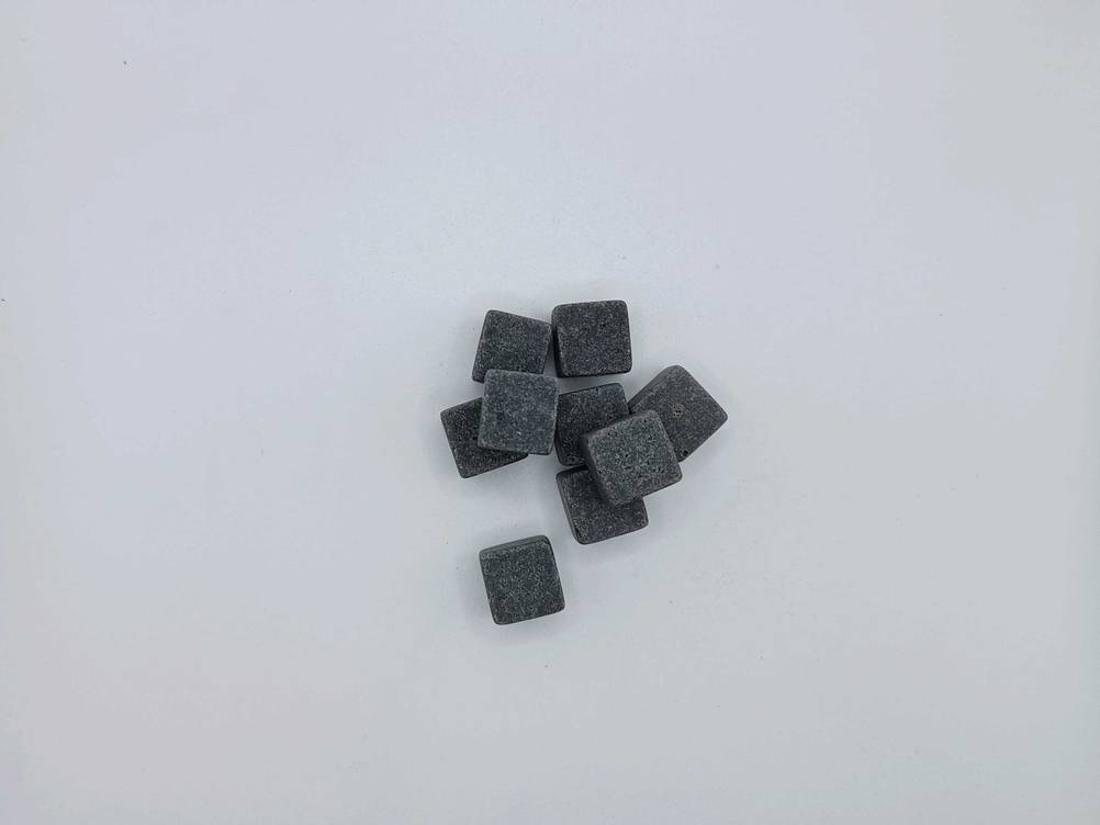 Mehrere Whisky-Steine im Test auf einer hellen Fläche.