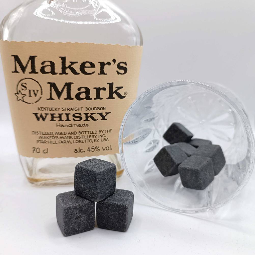 Whisky-Steine vor einer Flasche