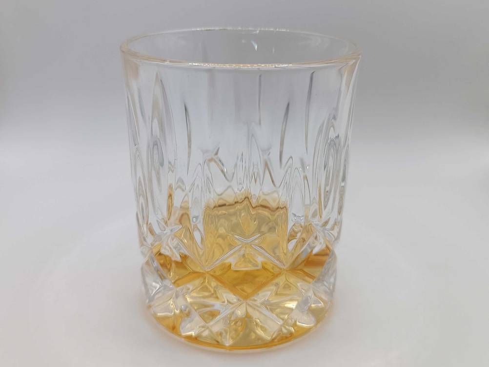 Whiskyglas getestet: Seitenansicht des Glases vor einer hellen Fläche.