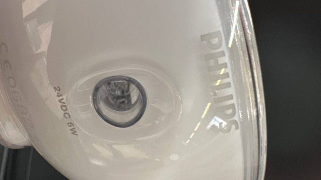 Philips Tageslichtlampe im Test vor dunklem Hintergrund.