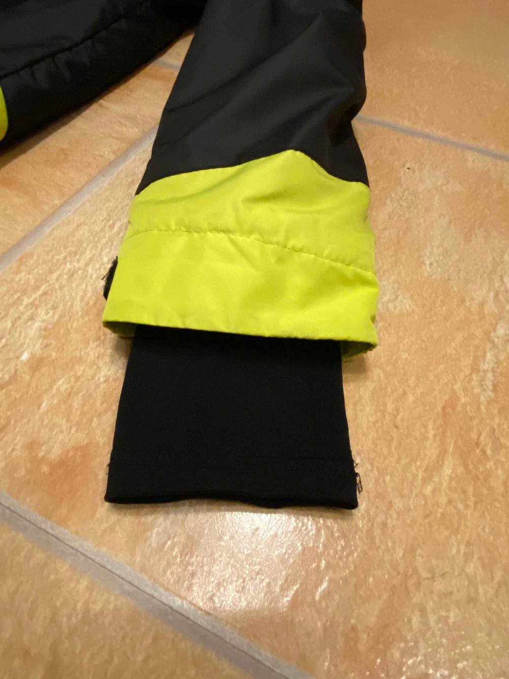 White-Series-Skijacke von Rodeo getestet: Ärmel der Jacke hat gelbes Detail.