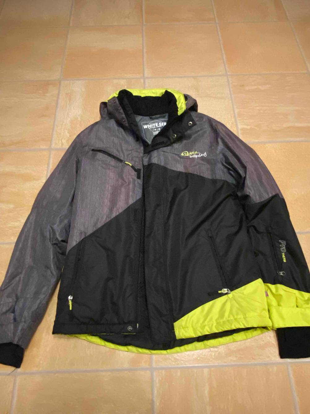 White-Series-Skijacke von Rodeo im Test: Jacke liegt auf dem Boden.