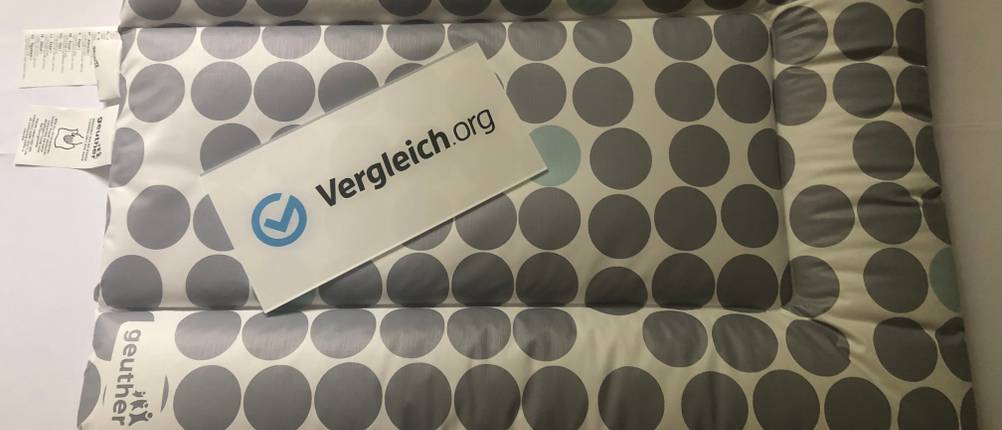 Wickelauflagen-Test: gepolsterte Wickelunterlage auf weißem Untergrund