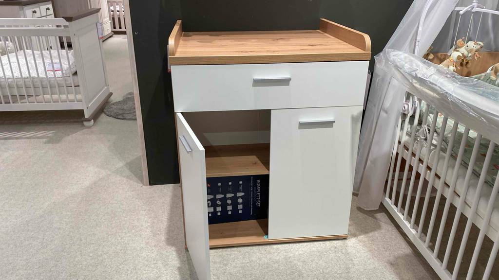 Getestete Wickelkommode mit Schrank. 