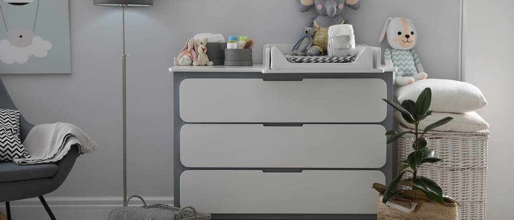 Wickelkommode im Test: Grau-Weiße Wickelkommode mit Plüschtieren im Babyzimmer