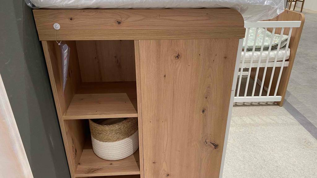 Getestete Wickelkommode aus Holz. 