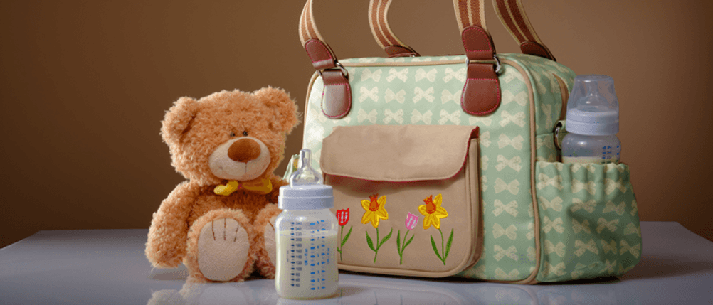 getestete Wickeltasche mit Babyflasche und Kuscheltier