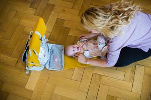 Wickeltasche-Test: Frau wickelt Baby auf Wickelunterlage