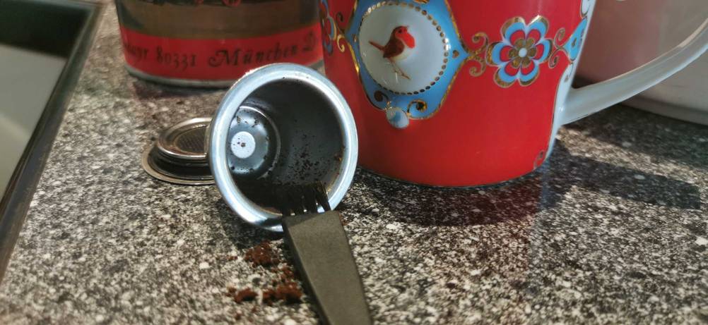 Wiederverwendbare Kaffeekapseln im Test: Ein Pinsel liegt in der offenen auf der Seite liegenden Kapsel.