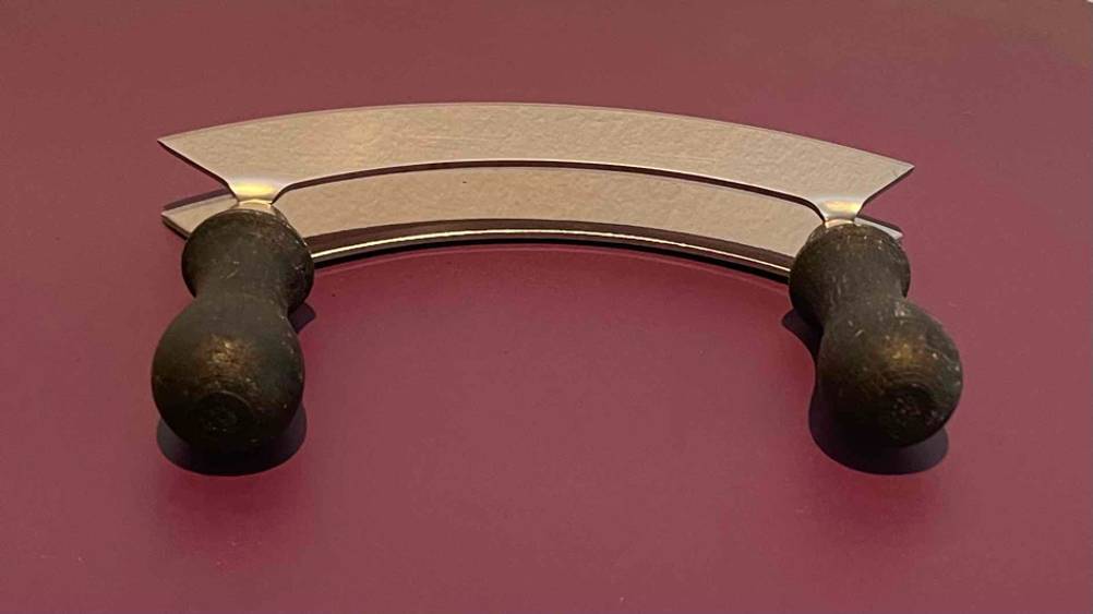 Wiegemesser im Test: Wiegemesser liegt auf rotem Untergrund.