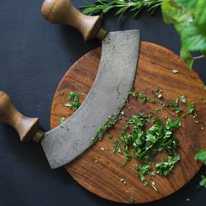 wiegemesser holzbrett