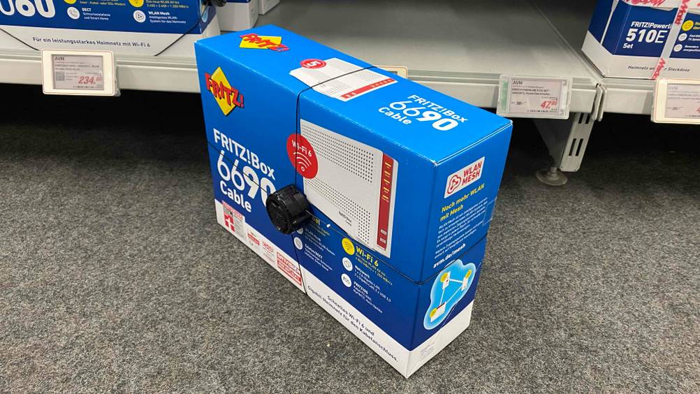 In einem Kaufhaus befindet sich ein getesteter WiFi-6-Router verpackt auf dem Boden.